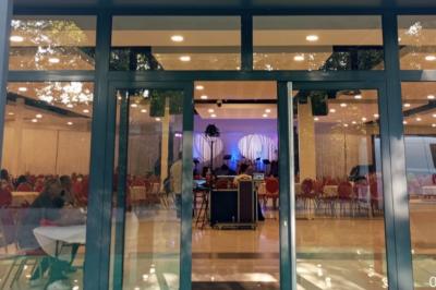 Miniature Location salle Champigny-sur-Marne (Val-de-Marne) - Palais du Grand Paris #14 Cuisine professionnelle équipée avec four, réfrigérateur, plan de travail en inox et hotte d'extraction.