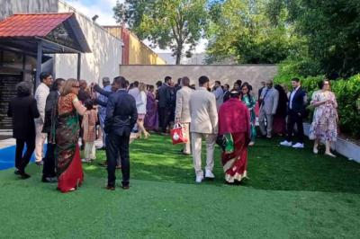 Miniature Location salle Champigny-sur-Marne (Val-de-Marne) - Palais du Grand Paris #7 Cuisine professionnelle équipée avec four, réfrigérateur, plan de travail en inox et hotte d'extraction.