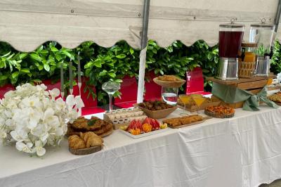 Miniature Location salle Champigny-sur-Marne (Val-de-Marne) - Palais du Grand Paris #10 Cuisine professionnelle équipée avec four, réfrigérateur, plan de travail en inox et hotte d'extraction.