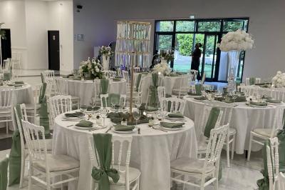 Miniature Location salle Champigny-sur-Marne (Val-de-Marne) - Palais du Grand Paris #32 Cuisine professionnelle équipée avec four, réfrigérateur, plan de travail en inox et hotte d'extraction.