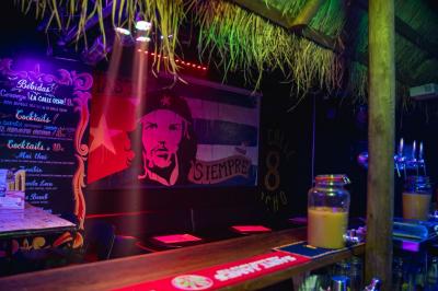 Miniature Location salle Paris 9 (Paris) - La Calle Loca #2 Écran de projection affichant une image d'intérieur coloré dans un espace sombre avec sièges et éclairage néon.