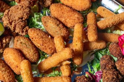 Miniature Location salle Paris 9 (Paris) - La Calle Loca #3 Écran de projection affichant une image d'intérieur coloré dans un espace sombre avec sièges et éclairage néon.