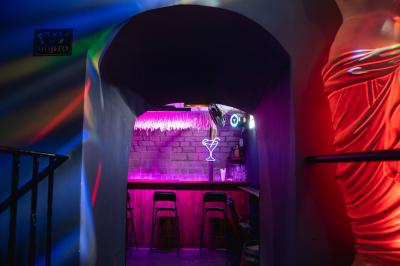 Miniature Location salle Paris 9 (Paris) - La Calle Loca #5 Écran de projection affichant une image d'intérieur coloré dans un espace sombre avec sièges et éclairage néon.