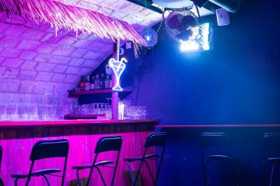 Miniature Location salle Paris 9 (Paris) - La Calle Loca #7 Écran de projection affichant une image d'intérieur coloré dans un espace sombre avec sièges et éclairage néon.