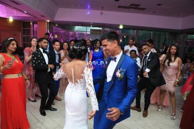 Miniature DJ Varennes-sur-Seine (Seine-et-Marne) - Dj Fred #7 Des mariés avancent sous des étincelles tenues par des invités, entourés d'une foule prenant des photos.