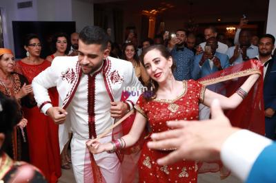 Miniature DJ Varennes-sur-Seine (Seine-et-Marne) - Dj Fred #8 Des mariés avancent sous des étincelles tenues par des invités, entourés d'une foule prenant des photos.