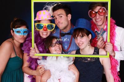 Miniature DJ Varennes-sur-Seine (Seine-et-Marne) - Dj Fred #11 Des mariés avancent sous des étincelles tenues par des invités, entourés d'une foule prenant des photos.