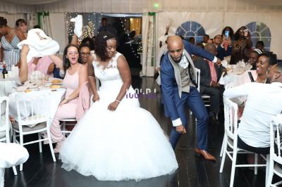 Miniature DJ Varennes-sur-Seine (Seine-et-Marne) - Dj Fred #13 Des mariés avancent sous des étincelles tenues par des invités, entourés d'une foule prenant des photos.