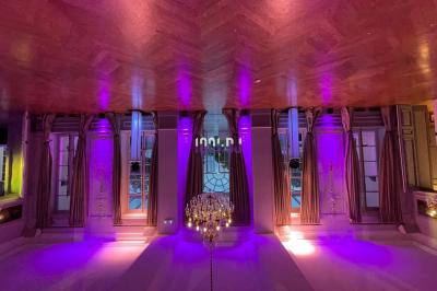 Miniature DJ Varennes-sur-Seine (Seine-et-Marne) - Dj Fred #14 Des mariés avancent sous des étincelles tenues par des invités, entourés d'une foule prenant des photos.