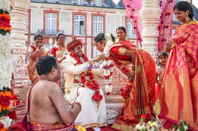 Miniature DJ Varennes-sur-Seine (Seine-et-Marne) - Dj Fred #20 Des mariés avancent sous des étincelles tenues par des invités, entourés d'une foule prenant des photos.