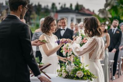 Table de mixage éclairée par des lumières colorées dans une ambiance de soirée ou de concert.