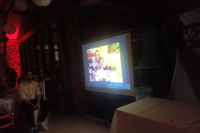 Table de mixage éclairée par des lumières colorées dans une ambiance de soirée ou de concert.