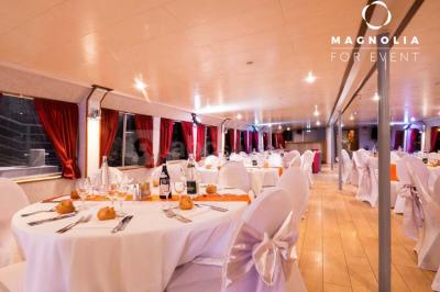 Miniature Location salle Paris 12 (Paris) - La Péniche Croisière de Bercy #1 Salle de réception sur une péniche avec tables rondes dressées, rideaux rouges et buffet de desserts au premier plan.