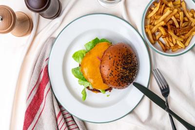 Miniature Location salle Eysines (Gironde) - Le Centre B #27 Abri en bois avec trois cibles de fléchettes fixées, une étagère avec une pomme et une autre avec un vase de fleurs.