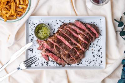 Miniature Location salle Eysines (Gironde) - Le Centre B #25 Abri en bois avec trois cibles de fléchettes fixées, une étagère avec une pomme et une autre avec un vase de fleurs.