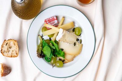 Miniature Location salle Eysines (Gironde) - Le Centre B #26 Abri en bois avec trois cibles de fléchettes fixées, une étagère avec une pomme et une autre avec un vase de fleurs.