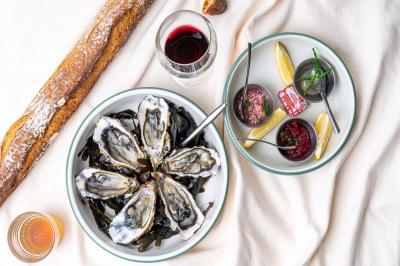 Miniature Location salle Eysines (Gironde) - Le Centre B #21 Abri en bois avec trois cibles de fléchettes fixées, une étagère avec une pomme et une autre avec un vase de fleurs.