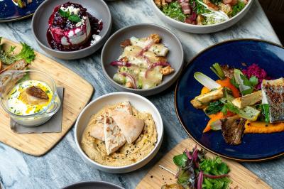 Miniature Location salle Eysines (Gironde) - Le Centre B #11 Abri en bois avec trois cibles de fléchettes fixées, une étagère avec une pomme et une autre avec un vase de fleurs.