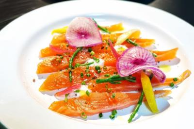 Miniature Location salle Eysines (Gironde) - Le Centre B #16 Abri en bois avec trois cibles de fléchettes fixées, une étagère avec une pomme et une autre avec un vase de fleurs.