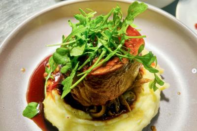 Miniature Location salle Eysines (Gironde) - Le Centre B #12 Abri en bois avec trois cibles de fléchettes fixées, une étagère avec une pomme et une autre avec un vase de fleurs.
