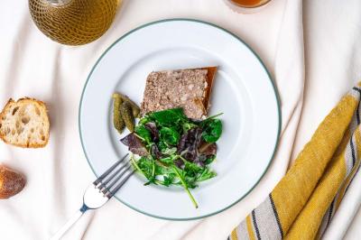 Miniature Location salle Eysines (Gironde) - Le Centre B #17 Abri en bois avec trois cibles de fléchettes fixées, une étagère avec une pomme et une autre avec un vase de fleurs.