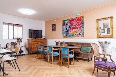 Miniature Location salle Eysines (Gironde) - Le Centre B #4 Abri en bois avec trois cibles de fléchettes fixées, une étagère avec une pomme et une autre avec un vase de fleurs.