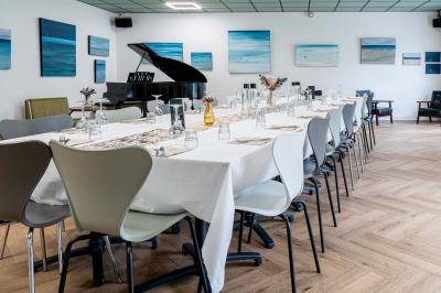 Miniature Location salle Eysines (Gironde) - Le Centre B #2 Abri en bois avec trois cibles de fléchettes fixées, une étagère avec une pomme et une autre avec un vase de fleurs.