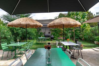Miniature Location salle Eysines (Gironde) - Le Centre B #6 Abri en bois avec trois cibles de fléchettes fixées, une étagère avec une pomme et une autre avec un vase de fleurs.