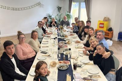 Miniature Location salle Eysines (Gironde) - Le Centre B #28 Abri en bois avec trois cibles de fléchettes fixées, une étagère avec une pomme et une autre avec un vase de fleurs.