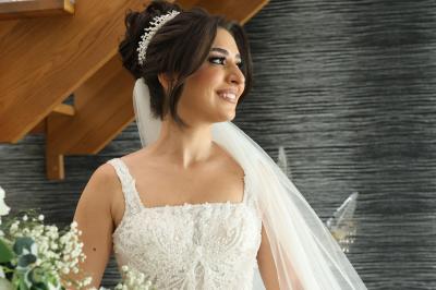 Un groupe de personnes en tenue de cérémonie tient des fumigènes colorés dans un champ ouvert.