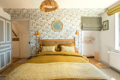 Gros plan de raisins violets avec des reflets lumineux et un flou d'arrière-plan.