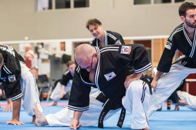 Gros plan de raisins violets avec des reflets lumineux et un flou d'arrière-plan.