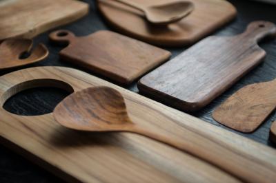 Gros plan de raisins violets avec des reflets lumineux et un flou d'arrière-plan.