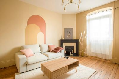 Gros plan de raisins violets avec des reflets lumineux et un flou d'arrière-plan.