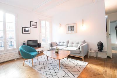 Gros plan de raisins violets avec des reflets lumineux et un flou d'arrière-plan.