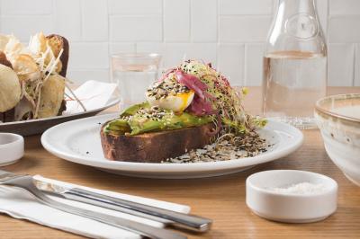 Gros plan de raisins violets avec des reflets lumineux et un flou d'arrière-plan.