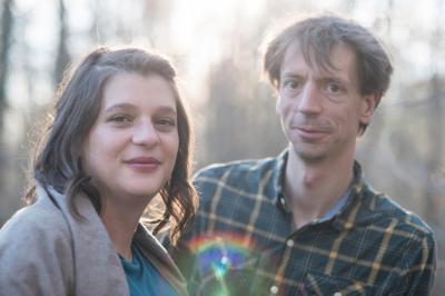 Gros plan de raisins violets avec des reflets lumineux et un flou d'arrière-plan.