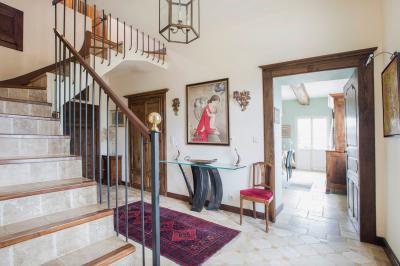 Gros plan de raisins violets avec des reflets lumineux et un flou d'arrière-plan.