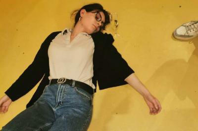 Un hypnotiseur anime une séance devant un public assis dans une salle, dans le cadre d'une cérémonie officielle.