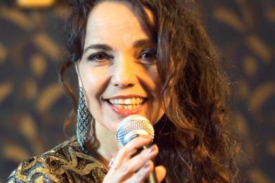 Miniature DJ Orgeval (Yvelines) - Dj Josephine #2 Un groupe de musiciens et une chanteuse se produisent sur scène avec des éclairages rouges et noirs.