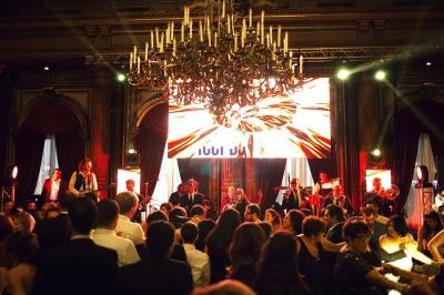 Miniature DJ Orgeval (Yvelines) - Dj Josephine #7 Un groupe de musiciens et une chanteuse se produisent sur scène avec des éclairages rouges et noirs.