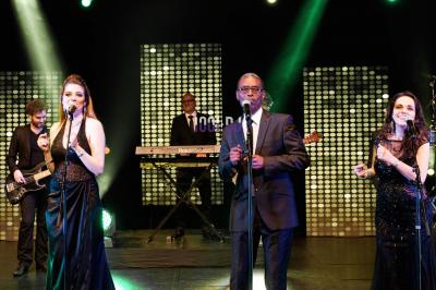 Miniature DJ Orgeval (Yvelines) - Dj Josephine #4 Un groupe de musiciens et une chanteuse se produisent sur scène avec des éclairages rouges et noirs.