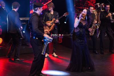 Miniature DJ Orgeval (Yvelines) - Dj Josephine #8 Un groupe de musiciens et une chanteuse se produisent sur scène avec des éclairages rouges et noirs.