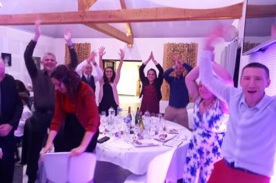 Carnets décorés avec des autocollants colorés et un dessin de fleur violette, posés sur une surface en bois.