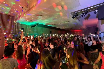 Carnets décorés avec des autocollants colorés et un dessin de fleur violette, posés sur une surface en bois.