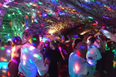 Carnets décorés avec des autocollants colorés et un dessin de fleur violette, posés sur une surface en bois.