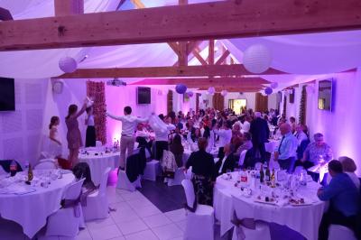 Carnets décorés avec des autocollants colorés et un dessin de fleur violette, posés sur une surface en bois.