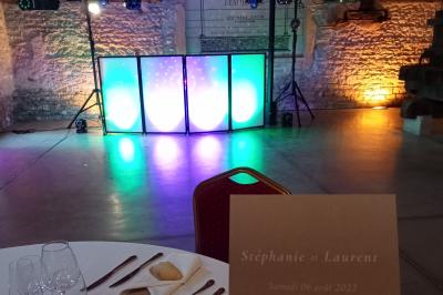 Carnets décorés avec des autocollants colorés et un dessin de fleur violette, posés sur une surface en bois.