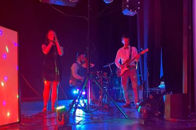 Carnets décorés avec des autocollants colorés et un dessin de fleur violette, posés sur une surface en bois.