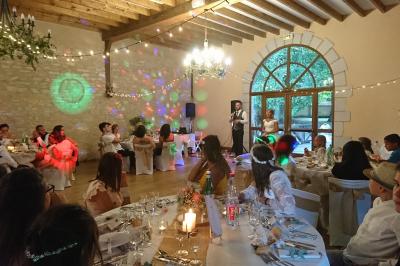 Carnets décorés avec des autocollants colorés et un dessin de fleur violette, posés sur une surface en bois.